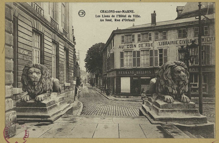 CHÂLONS-EN-CHAMPAGNE. Les lions de l'Hôtel de Ville. Au fond, rue d'Orfeuil.
MatouguesEditions ""Or"" Ch. Brunel.Sans date