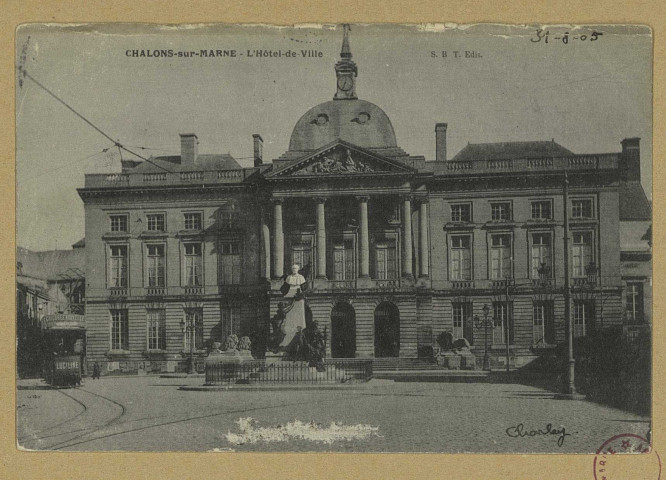 CHÂLONS-EN-CHAMPAGNE. L'Hôtel de Ville.
S. B. T.1905