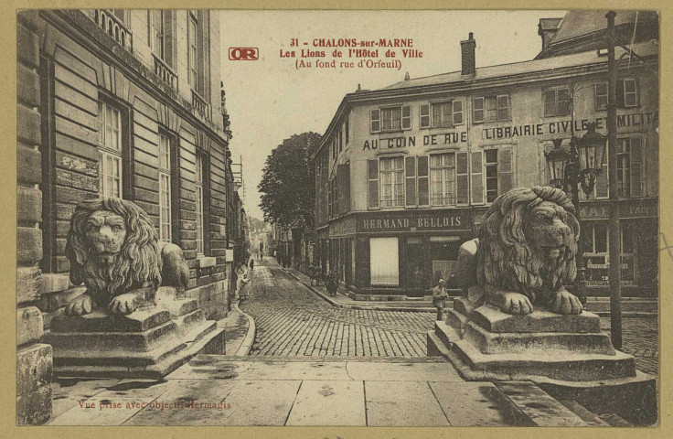 CHÂLONS-EN-CHAMPAGNE. 31- Les lions de l'Hôtel de Ville (au fond rue d'Orfeuil).
Châlons-sur-MarneEdition du ""Journal de la Marne"".Sans date