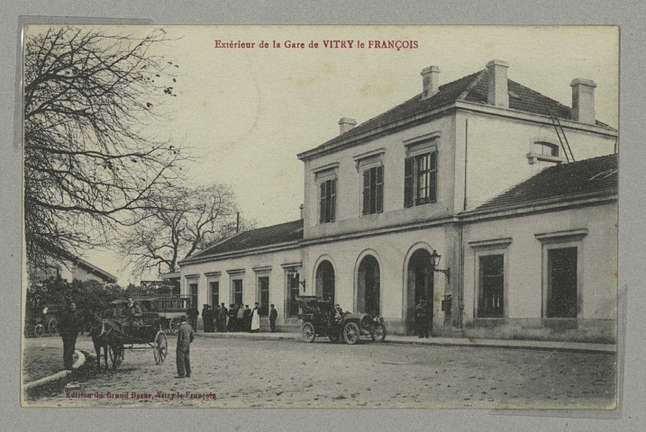 VITRY-LE-FRANÇOIS. Extérieur de la gare de Vitry-le-François.
Vitry-le-FrançoisGrand-Bazar.Sans date