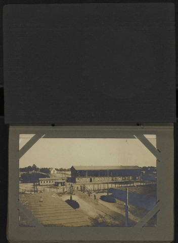 Album photographique du camp de prisonniers Rennbahn à Münster (Allemagne) (1 Num 51)