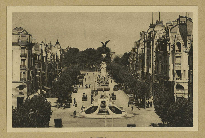 REIMS. La Douce France. La Fontaine Subé et Place Drouet d'Erlon. [vers 1930].
ParisÉditions d'art Yvon.1930