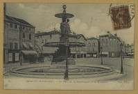 CHÂLONS-EN-CHAMPAGNE. 62- La place de la République et la fontaine. / N.D. Photo.
Debar Frères.1921