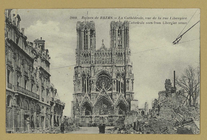 REIMS. 2809. Ruines de La Cathédrale, vue de la rue Libergier. Cathedral seen from Libergier street.
(75 - ParisLa Pensée phototypie Baudinière).Sans date