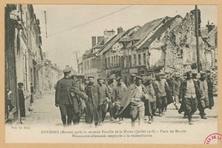 DORMANS. après la seconde bataille de la Marne (juillet 1918). Place du marché. Prisonniers allemands employés à la reconstitution.Éditeur Ch. Helie