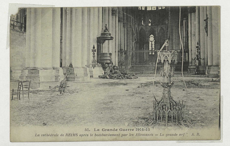 REIMS. 51. La Grande Guerre 1914-15. La Cathédrale de Reims après le bombardement par les Allemands - La grande nef.
