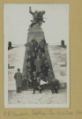 SOUAIN-PERTHES-LÈS-HURLUS. [Navarin. Personnes posant devant le Monument] / De Vliegher, photographe à Châlons-sur-Marne.