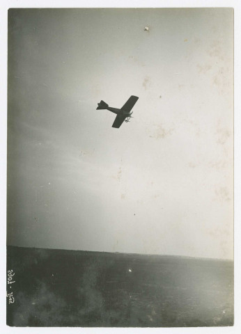 Monoplans en vol de jour et de nuit