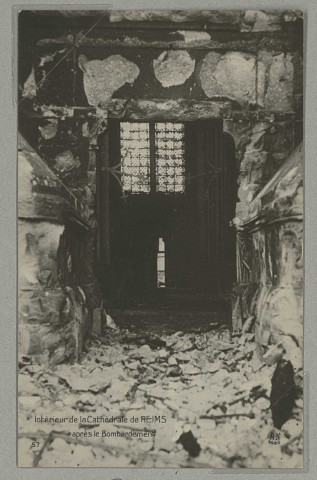 REIMS. Intérieur de la cathédrale de Reims après le bombardement.
(75 - ParisGalerie Patriotique n° 57).Sans date