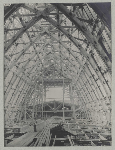 REIMS. Cathédrale de Reims. Charpente de la nef, partie supérieure.