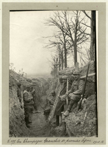 En Champagne. Tranchée de la première ligne, 29 décembre 1915 .