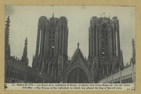 REIMS. 74. Guerre de 1914 - Les Tours de la Cathédrale de Le fanion de la Croix-Rouge sur une des Tours / L'H, Paris.