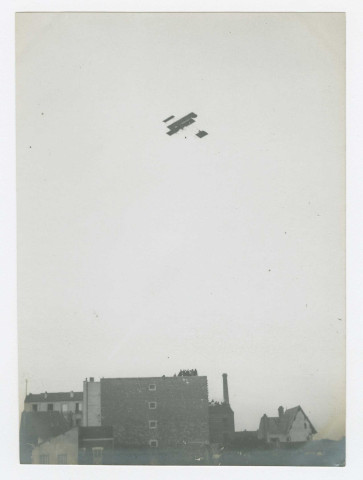 Henry Farman arrive à Issy-les-Moulineaux