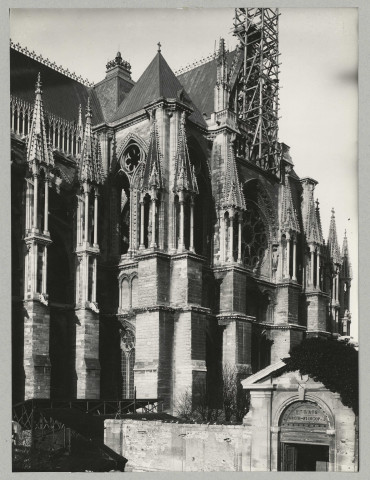 REIMS. Cathédrale de Reims. Transept sud, angle sud-ouest.