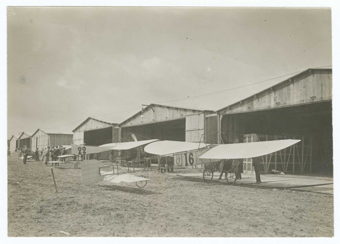 Les Blériot sont sortis de leurs hangars / M. Branger
