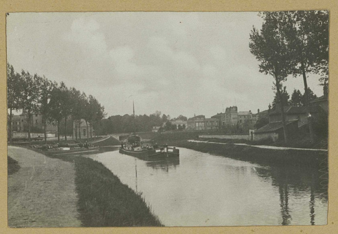 CHÂLONS-EN-CHAMPAGNE. Le canal.