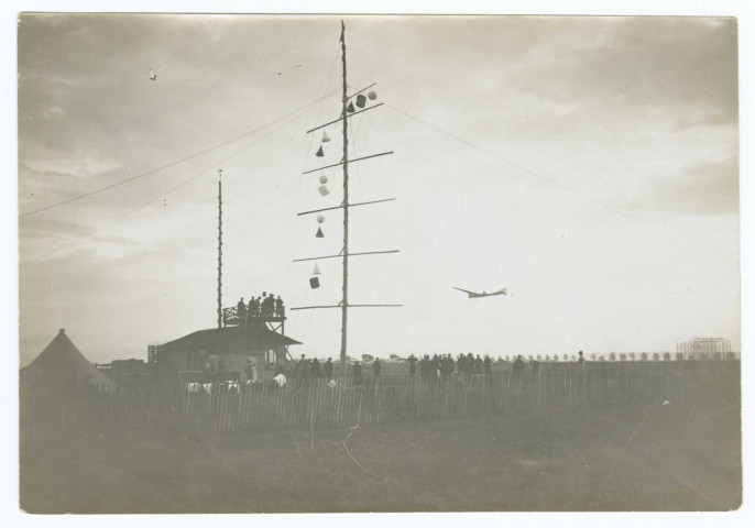 Hubert Latham sur Antoinette (monoplan) passant devant le poste de chronométrage