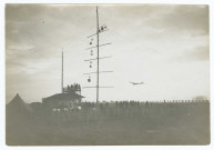 Hubert Latham sur Antoinette (monoplan) passant devant le poste de chronométrage