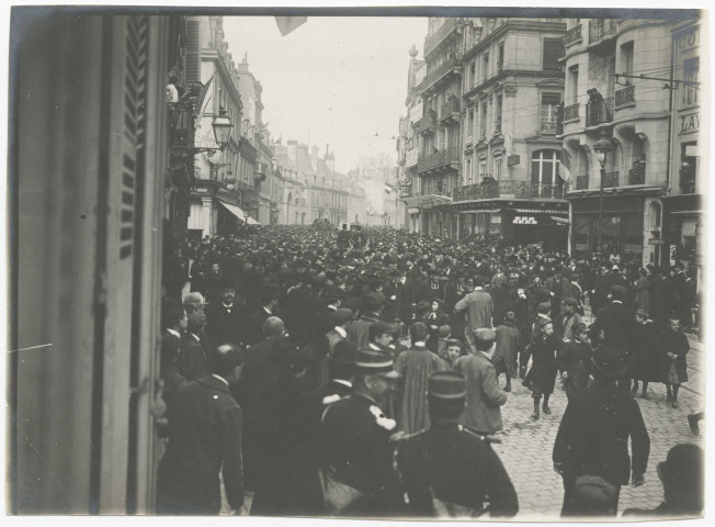 Visite du tsar à Reims, rue de Talleyrand, arrivée de Monseigneur Luçon