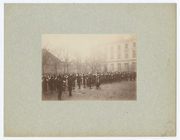 CHÂLONS-EN-CHAMPAGNE. École nationale supérieure des arts et métiers. Rassemblement d'étudiants dans l'enceinte de l'École.
