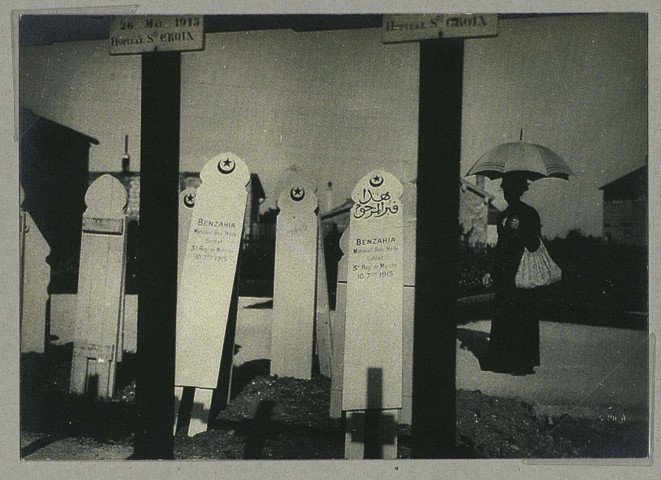 CHÂLONS-EN-CHAMPAGNE. Cimetière, tombes musulmanes, Châlons-sur-Marne, 20septembre 1915. Coll. Musée d'histoire contemporaine-BDIC 