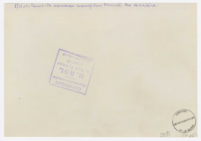 Monoplans et biplans sur la piste et près des hangars de l'aérodrome