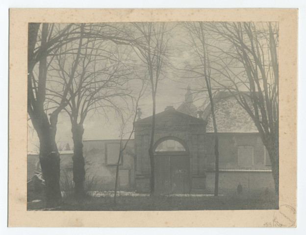 HAUTVILLERS. Porche d'entrée de l'abbaye.