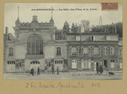 SAINTE-MENEHOULD. La Salle des Fêtes et la Poste.
(51 - Sainte-Menehouldimp. Lib. L. Alexandre).[vers 1908]
