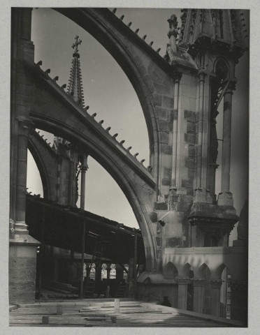 REIMS. Cathédrale de Reims. Arc boutant abside.