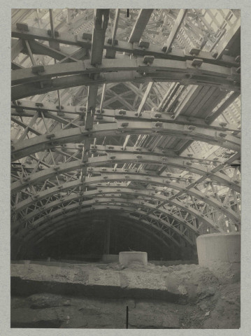 REIMS. Cathédrale de Reims. Charpente de la nef, partie inférieure.