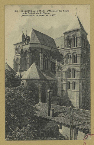 CHÂLONS-EN-CHAMPAGNE. 133- L'abside et les tours de la Cathédrale St. Étienne (restauration achevée en 1907).
M. T. I. L.Sans date