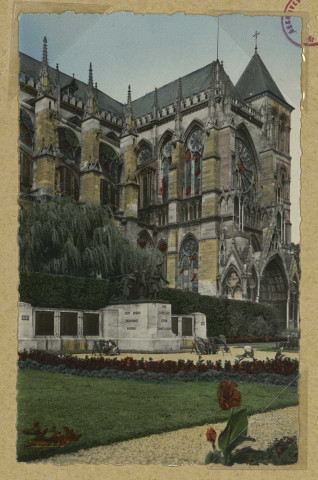 CHÂLONS-EN-CHAMPAGNE. 51.108.30- La Cathédrale et le monument aux morts. (Sculpteur G. Broquet).
Reims""La Cigogne"".Sans date