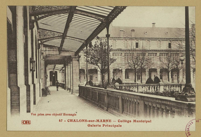CHÂLONS-EN-CHAMPAGNE. 47- Collège Municipal. Galerie principale.
MatouguesPhot-éd. ""Or"" Ch. Brunel.Sans date