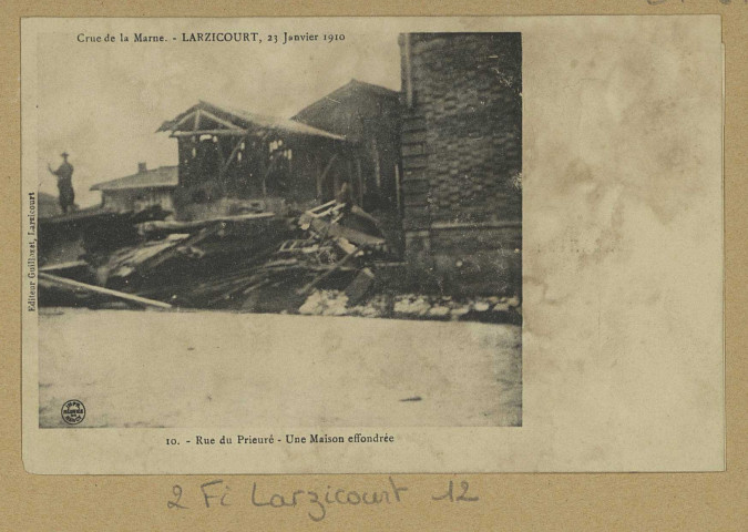 LARZICOURT-ISLE-SUR-MARNE. Crue de la Marne. 23 janvier 1910-Larzicourt-10-Rue du Prieuré. Vue du Ravin après l'Inondation.
LarzicourtÉdition Guill (54 - Nancyimp Réunies).[vers 1910]