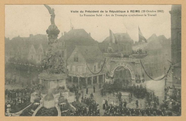 REIMS. Visite du président de la république à Reims (19 octobre 1913). La fontaine Subé. Arc de triomphe symbolisant le travail. [Sans lieu] : Thuillier