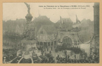 REIMS. Visite du président de la république à Reims (19 octobre 1913). La fontaine Subé. Arc de triomphe symbolisant le travail.[Sans lieu] : Thuillier