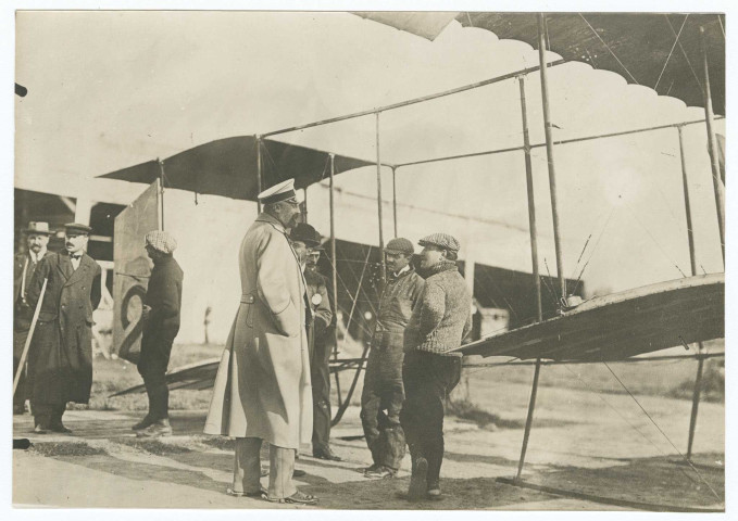 Le premier meeting de Saint-Pétersbourg. Le Grand Duc-Michel en conversation avec les aviateurs Farman, Christiaens et Morane, 1909 / Rapid, agence internationale de reportage photographique