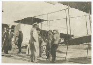 Le premier meeting de Saint-Pétersbourg. Le Grand Duc-Michel en conversation avec les aviateurs Farman, Christiaens et Morane, 1909 / Rapid, agence internationale de reportage photographique