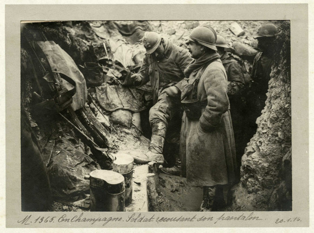 En Champagne. Soldat recousant son pantalon, 20 janvier 1916 .