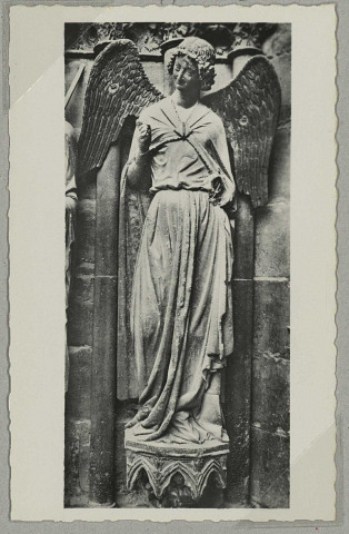 REIMS. P. 47. Cathédrale de L'Ange Gardien de St-Nicaise nommé (Sourire de Reims). Porche Nord du Grand Portail.
ReimsÉdition Reims-Cathédrale.Sans date
