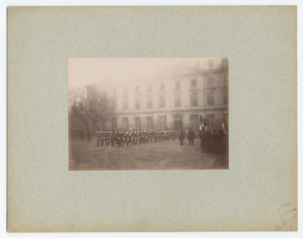 CHÂLONS-EN-CHAMPAGNE. École nationale supérieure des arts et métiers. Rassemblement d'étudiants dans l'enceinte de l'École.