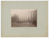 CHÂLONS-EN-CHAMPAGNE. École nationale supérieure des arts et métiers. Rassemblement d'étudiants dans l'enceinte de l'École.