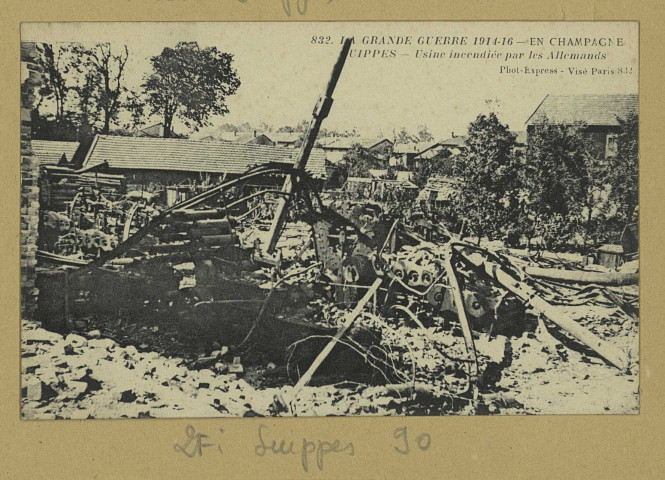 SUIPPES. -832. La Grande Guerre 1914-16. En Champagne. Suippes. Usine incendiée par les Allemands / Express, photographe.
(92 - NanterreBaudinière).[vers 1916]