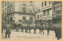 REIMS. Visite du président de la république à Reims (19 octobre 1913). Le cortège présidentiel place des Marchés.[Sans lieu] : Thuillier