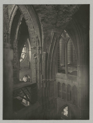 REIMS. Cathédrale de Reims. Abside, pilier sud-est du transept près de l'abside.