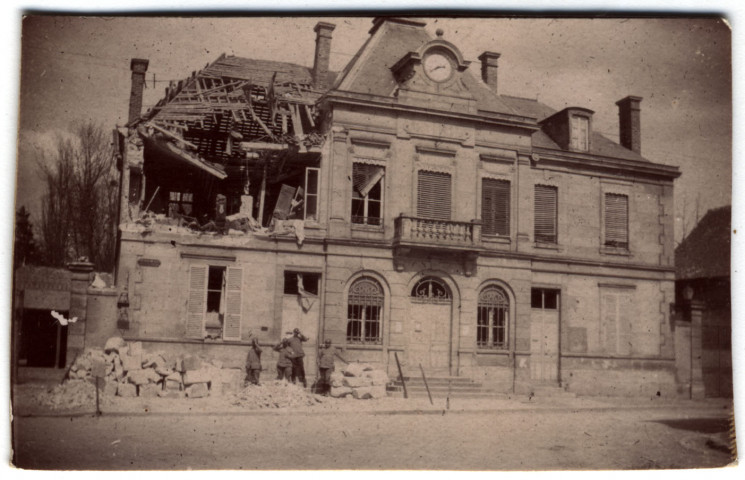 Cormontreuil. Mairie de Cormontreuil après le bombardement du 23 avril 1917.