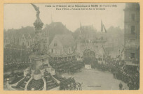 REIMS. Visite du président de la république à Reims (19 octobre 1913). Place d'Erlon. La fontaine Subé et l'arc de triomphe.[Sans lieu] : Thuillier