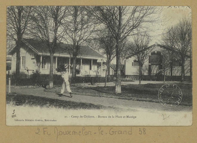 MOURMELON-LE-GRAND. 21-Camp de Châlons. Bureau de la Place et Manège. Mourmelon Lib. Militaire Guérin (54 - Nancy imp. Réunies de Nancy). [vers 1907] 