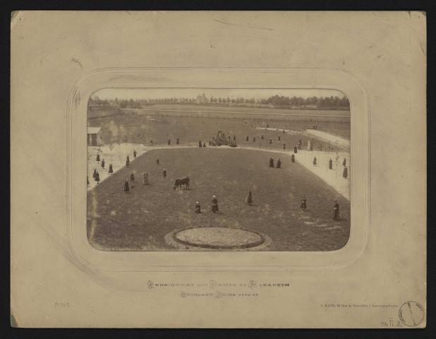 Groupe de pensionnaires et religieuse devant un oratoire / J. David.
