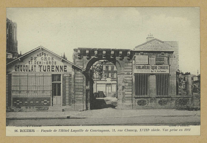 REIMS. 96. Façade de l'Hôtel Lagoille de Courtagnon, 71 rue Chanzy, XVIIIe s. Vue prise en 1921 / J. Bienaimé, phot. (51 - Reims phototypie J. Bienaimé). 1921  Société des Amis du Vieux Reims 